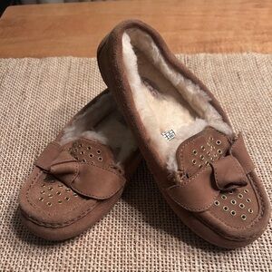 UGG Reanna Shearling Lined Moccasin Slippers in Chestnut Suede. Size 6